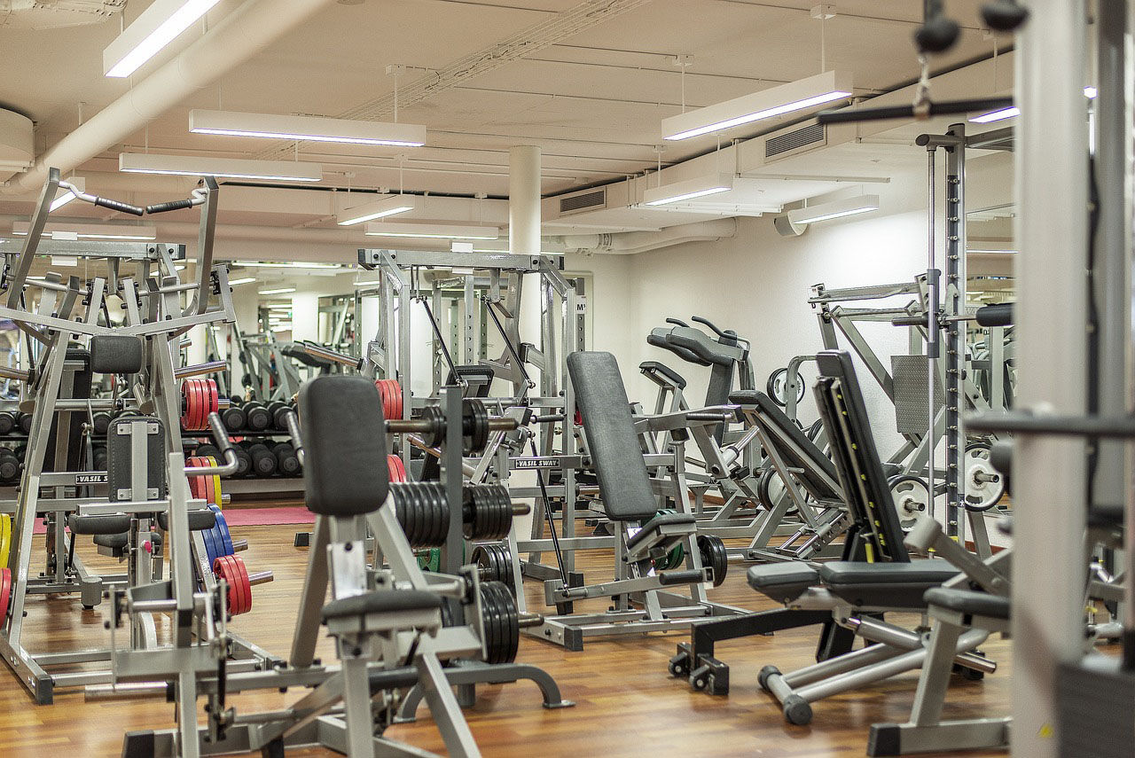 Läs mer om artikeln Varför du bör inkludera styrketräning på gym i din träningsrutin
